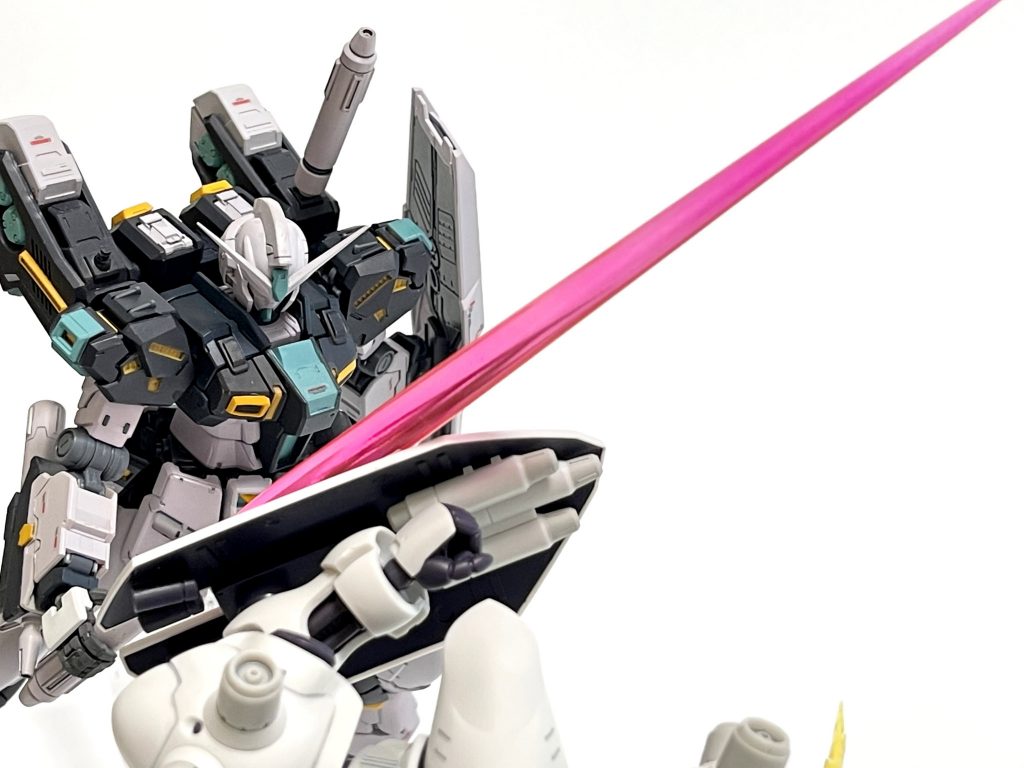 とはいえ強そうなのでこのタイプのサーベルは好みです。νのキットは当然ZZのような太めのサーベル刃は付属せず(HGUCのZZに付属のサーベルがそもそも細いっていう…)手持ちも考慮されていないのでサーベルと握り手を両方外部調達する必要がありました(ビーム刃はKa,sigガンダムMk-Ⅴから、握り手はRGゼロカスタムのフリー可動指を使用)まるで支えきれないのでスタンドを使用しています