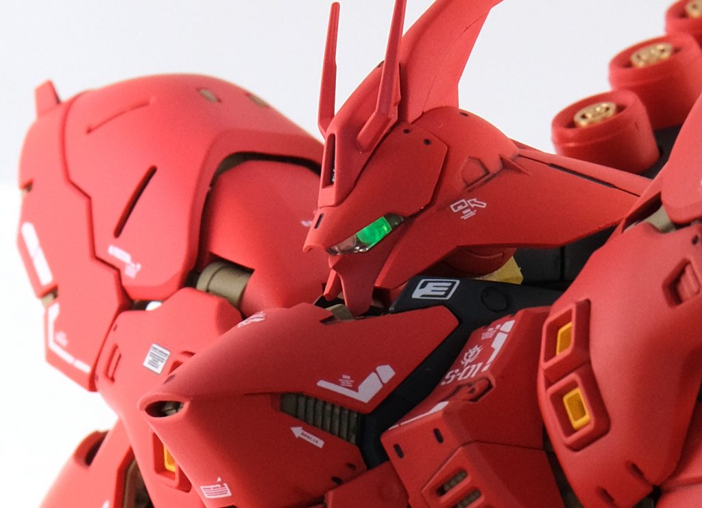 内部カメラアイは蛍光グリーン。バイザーはスモークグレーでうっすら色をつけておきました。