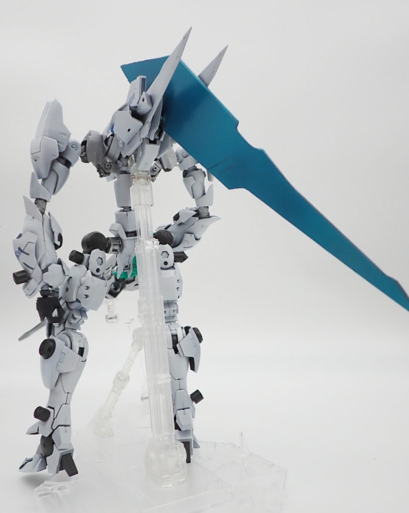 背面＆飛行時発光スタビライザー。以前マークニヒトを作った時は某コトブキヤキットからパーツ流用したのですが、今回は諦めてプラ板切り出しにチャレンジしました。いい感じになったのでよし。