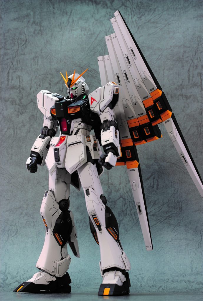 下半身がかなりすっきりしたと思います。足が長くなったように見えると思いますが、実際はフレームは大して伸びておらず、外装のラインや分割ラインの変更などで長く見えるようにしています。