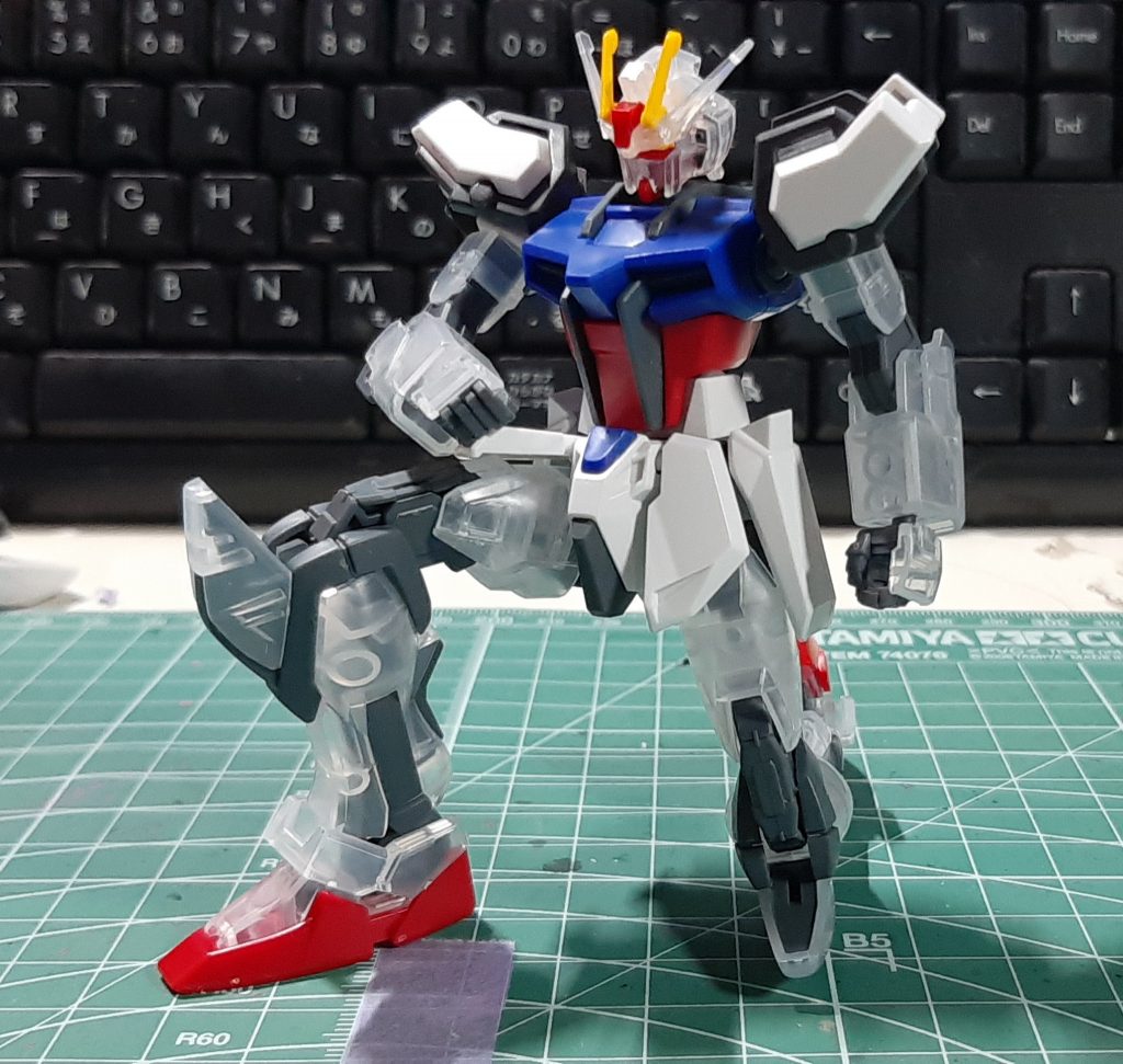 7年程前に発売されたHGCEですが、今年発売されるEGとプロポーションが基本的に同じおかげで合わせても違和感がないのが良いですね。