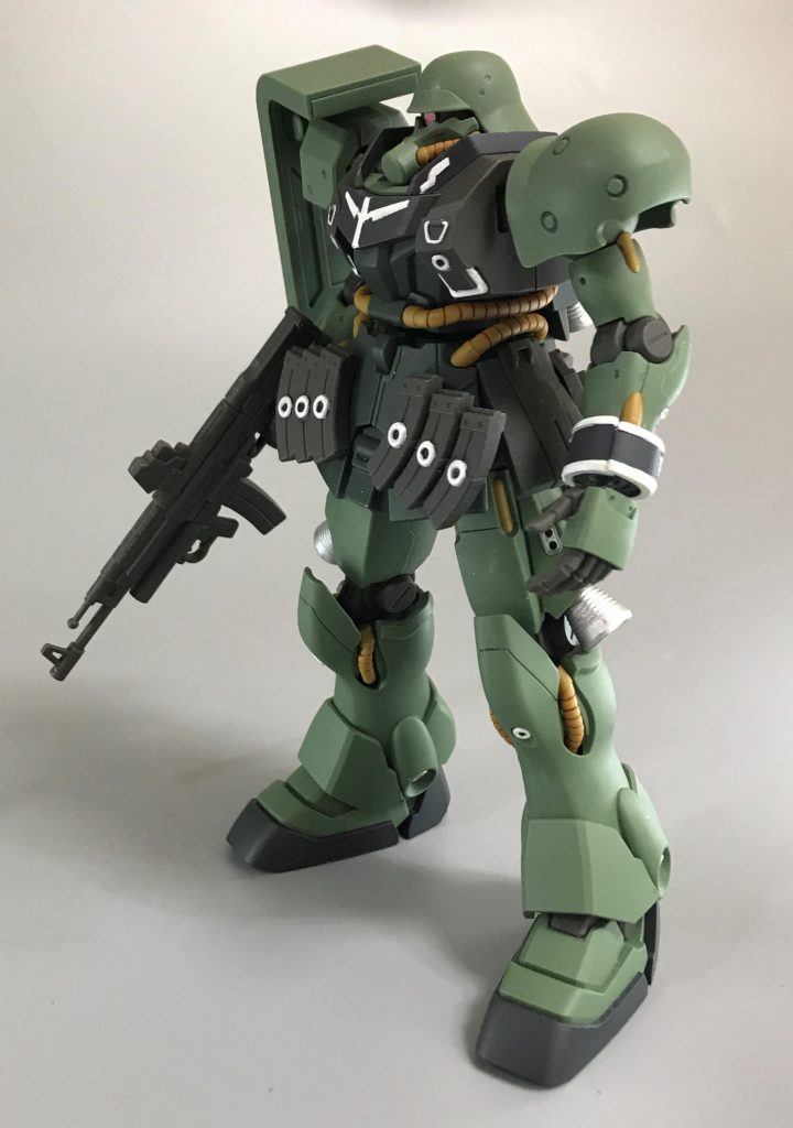 エングレービングを含む白色は筆塗り。はみ出たところはデザインナイフでそぎ落とし、ガンダムマーカーで隠す、など素人テクを駆使して?帳尻合わせ。