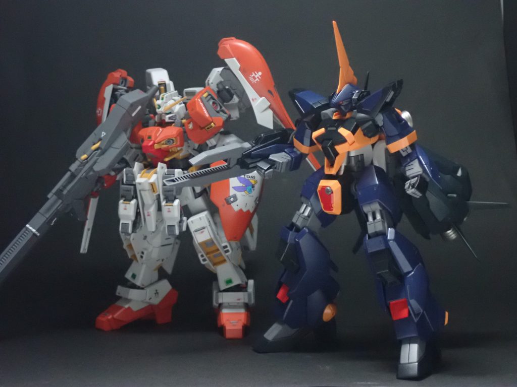 ハイゼンスレイとツーショット。随伴機なら色を揃えるべきだったか…。ただ無性にティターンズブルーで塗りたかった。