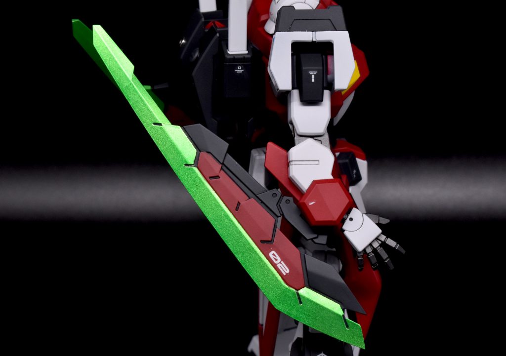 シグルブレイド白一色の一体成型だった為、塗分けに苦労しました。2本のブレイドを連結できるようになっていましたが、ジョイント部の見栄えが悪かったのでパテで埋めています。