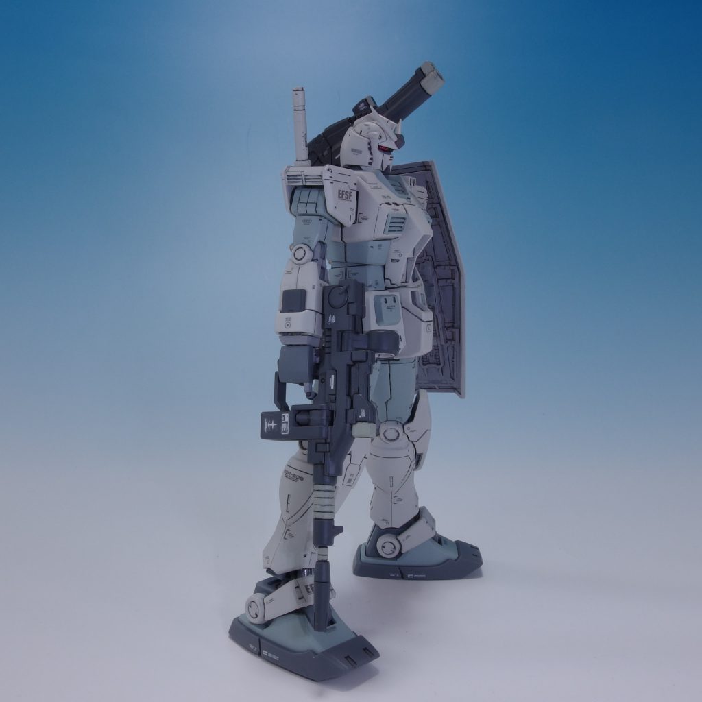 前期型ビームライフルとショルダーキャノン装備で、ロールアウトカラーから赤を除いて塗装してみました。