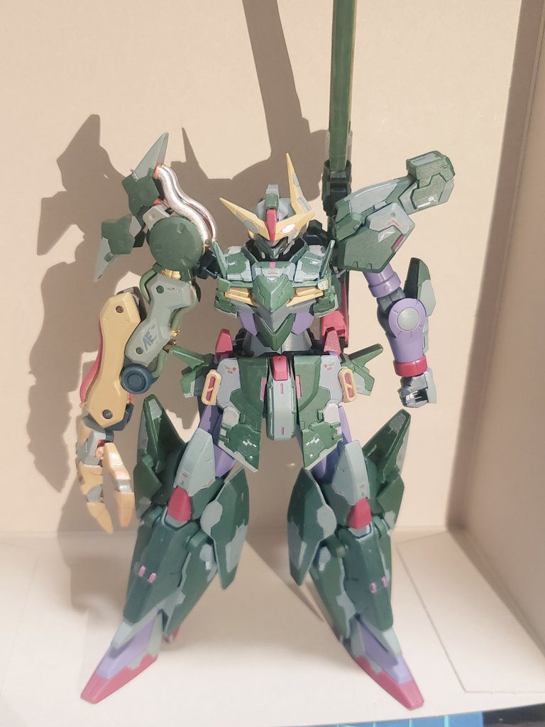 武装を厳つい感じにしたく、それに合わせた緑を基調としたカラーリングにしました。塗装は筆塗りです。