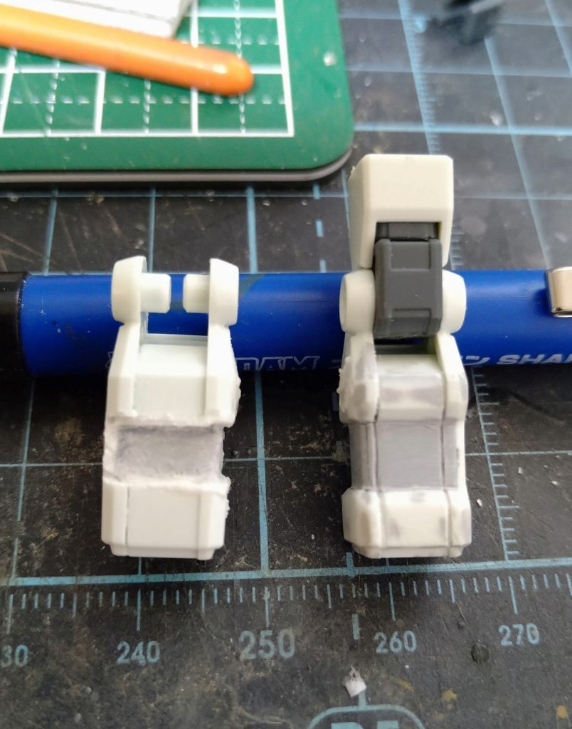 前腕のパーツ構成が同じなので形状変更に苦労しました。左側は、遣りやすいですが右側は大変でした。