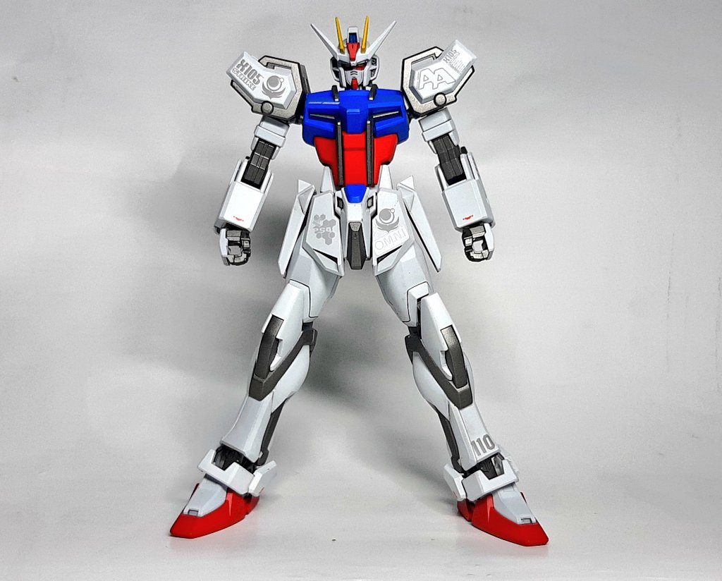 1話のラスト、業火の中立ち上がるストライクをイメージしたアングルで