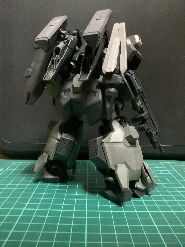 後ろから一枚。脚部のミサイルポッドやSVユニットの片方をオミットしています。これは、戦闘で装備を破壊され、部品の調達や、新規製造のコストが掛かるために装備を断念した設定です。どこの部隊も予算のやりくりに苦労しているのです。゚(゚´ω`゚)゚。