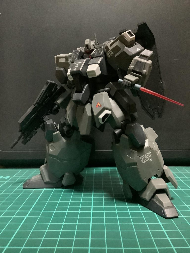このように短刀っぽくなりました(^^)シールドで殴るよりは威力はあると思います。また、シールドは通常の位置に戻しました。これなら格闘戦で邪魔にはならないと思います。