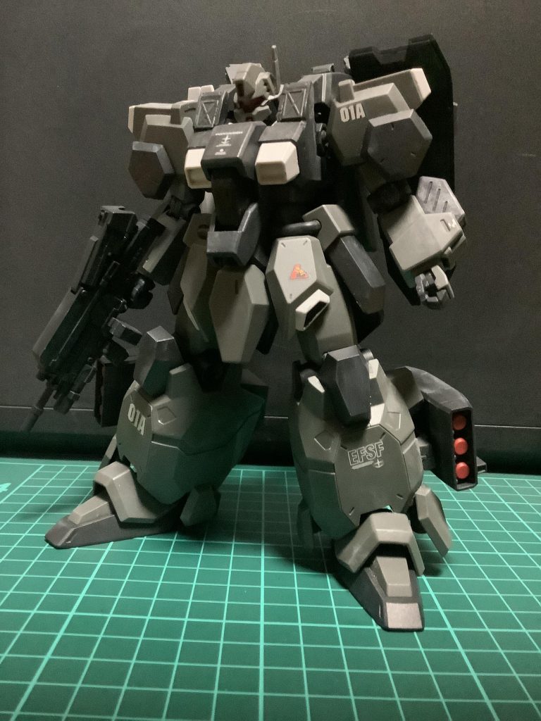 差し替えで元に戻す事も可能です。脚部のミサイルポッドを追加です。これだけでボリュームが増します(^^)今回のテコ入れで装備を減らした事で、スッキリとした印象になりました。個人的には、こっちの方が好みです(笑)それでは今回はこの辺で。ご覧いただきありがとうございました!