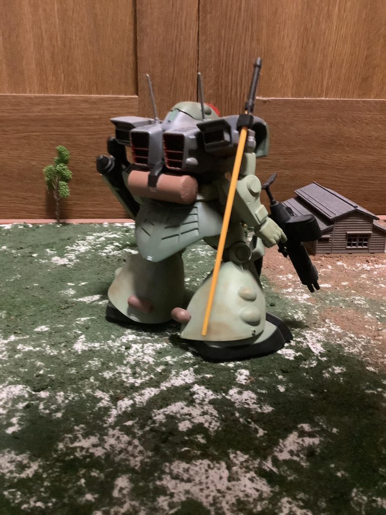 後ろからの一枚。肩がH型になってますが、パイロットの意向で現地改修された設定です(笑)肩のバーニアはコトブキヤの角ノズルに変更して隠密性を上げています。