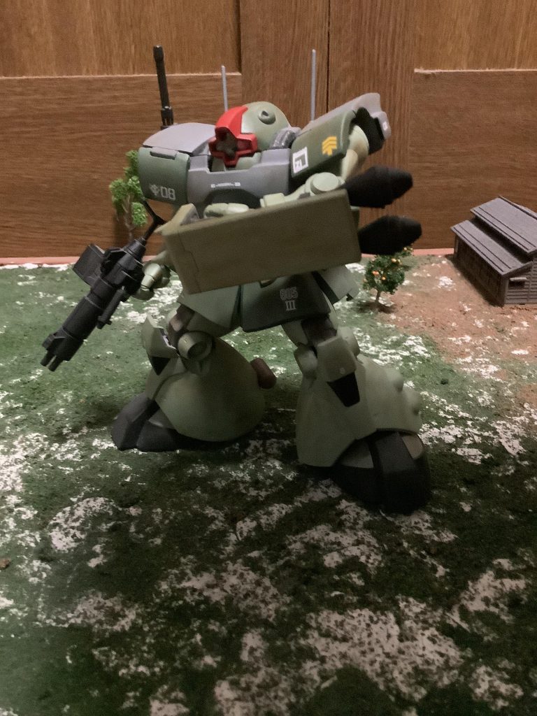 肩関連でもう一つ。肩アーマーの前部はMGを参考に可動式にしてみました。切り離したりヒンジを作ったりと一番手間がかかったところでもあります(笑)後部のインテークにも手を加え、知り合いから貰ったジャンクパーツの山から見つけたパーツでより空気を取り込めるようにしました。