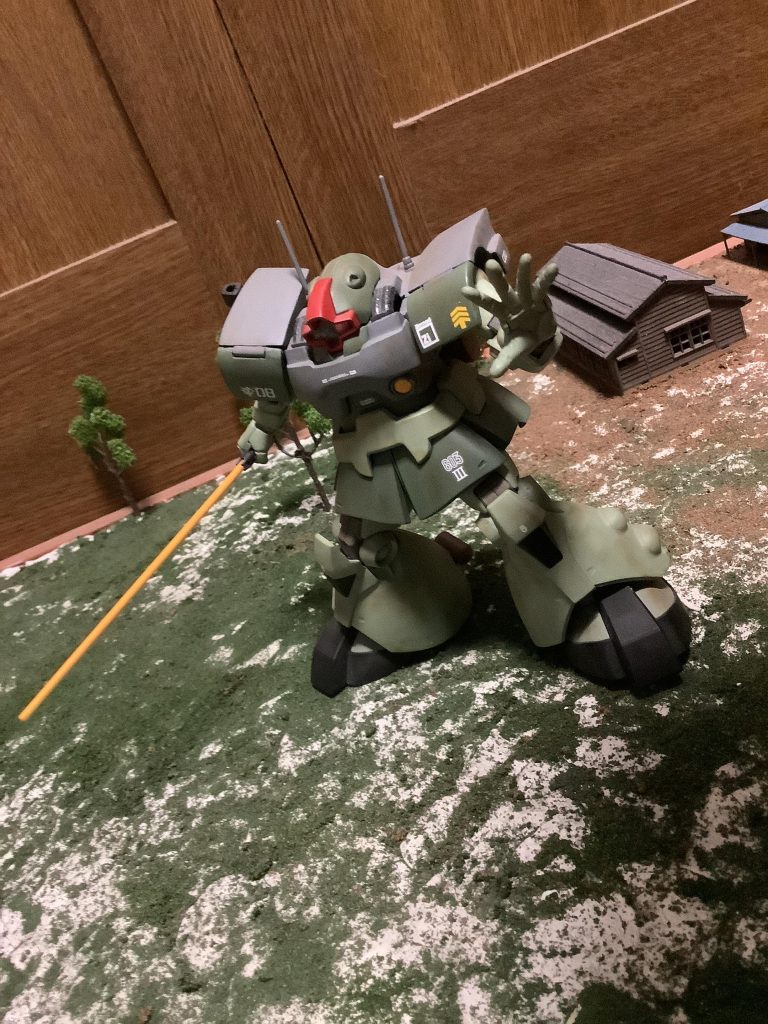 個人的なドムらしいポーズ(笑)ヒートサーベルはHGUCドムから。肩に3ミリ穴を開けて接続しています。ここからは適当に何枚かポージングを。