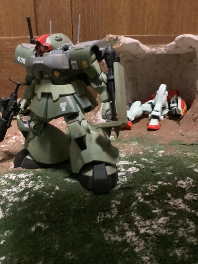 撃破したジムはしまっちゃいましょう(笑)最後に感想ですが、初めは難易度地味に高いなあと思っていたのですが、進めてみるとリアスカートと肩アーマー、後は頭部に苦労させられましたが、意外にイケるなと感じ、後半はあれもこれもとノリノリで作ってました(笑)プロポーションもいい感じになったと思うので個人的には満足です。それでは今回はここまでで。ご覧いただきありがとうございました！