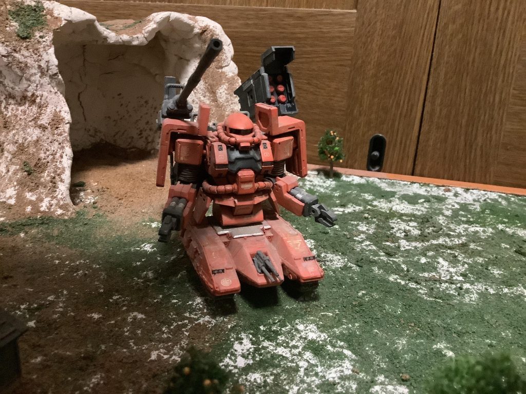 二の腕から下はシュツルムガルスから拝借。腕のシリンダーを見た瞬間重機のアームっぽいなと思ったので採用してみました(笑)頭部とモビルパイプはRGのザクを使用し、シールドはウエポンセットの物を2セット切って使っています。かなりの贅沢仕様(笑)ランチャーのハッチは開閉できます。