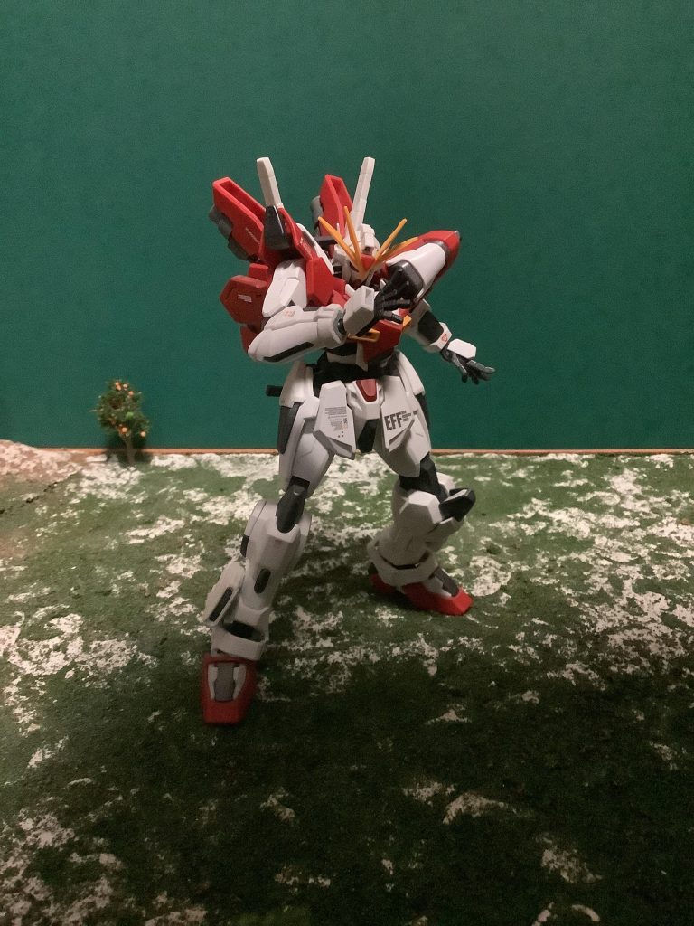 格闘機なので、こんな構えも似合います。スネ部分にGセルフのスラスターを取り付け、キックの際にスラスターを利用してキックの威力を上げています。回し蹴りやライダーキックが1番食らったら痛そう(笑)