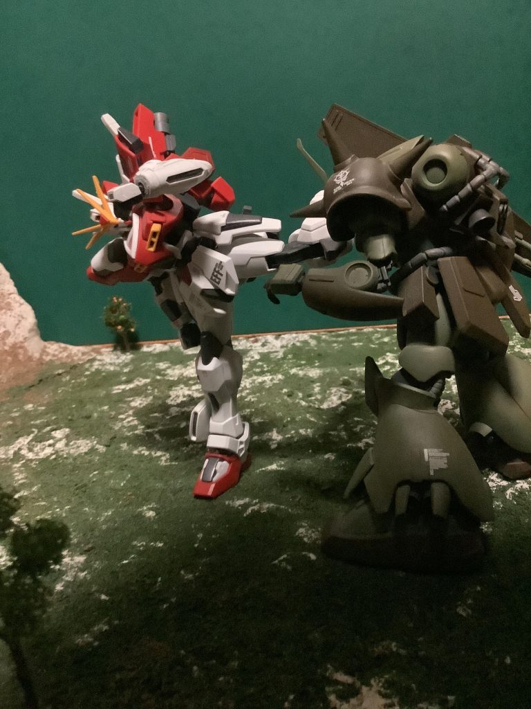 これは痛い(笑)バーニング系の可動範囲は凄いです(^^)今回の機体は、「あそこを変えよう、ここも弄ろう」と作ってる最中に何回か仕様変更があって、今の姿になりました(笑)でも、そのおかげで個人的に満足出来る機体になりました(^^)それでは今回はこの辺で。ご覧いただきありがとうございました!