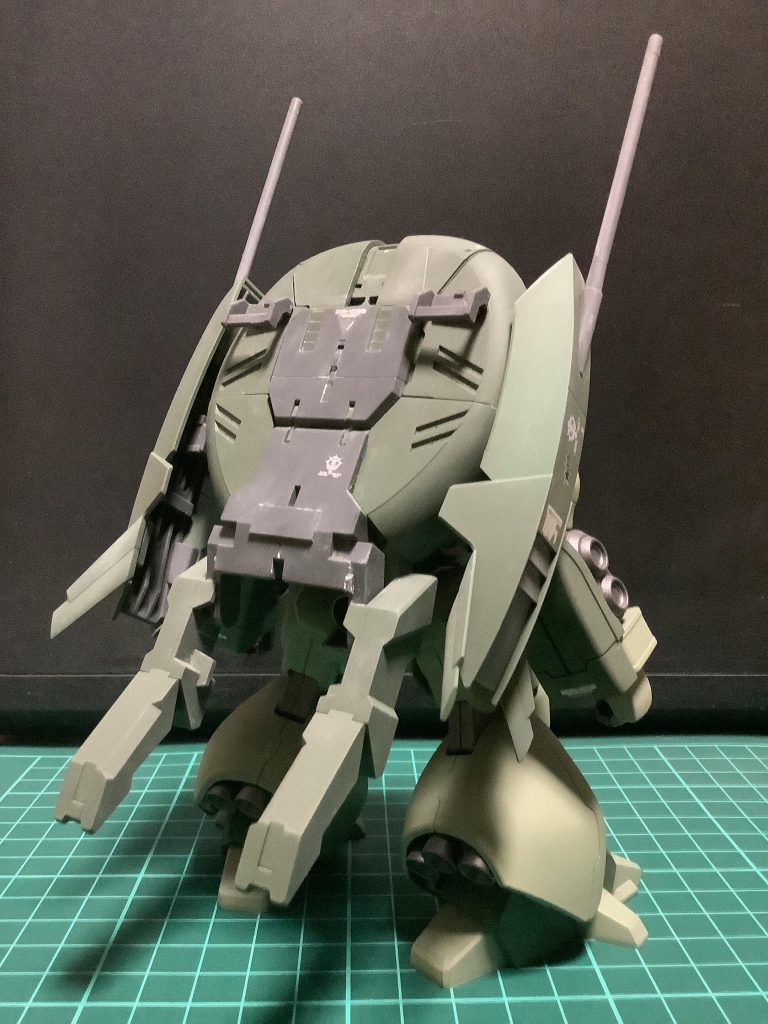 後ろから一枚。MA形態のアンクシャの上半身を背負っています。アンクシャ部分は、水陸両用のサブフライトシステムとして運用する設定です。接続方法は、ズサのブースターユニットと同じにしたので、分離して運用する事もできます。