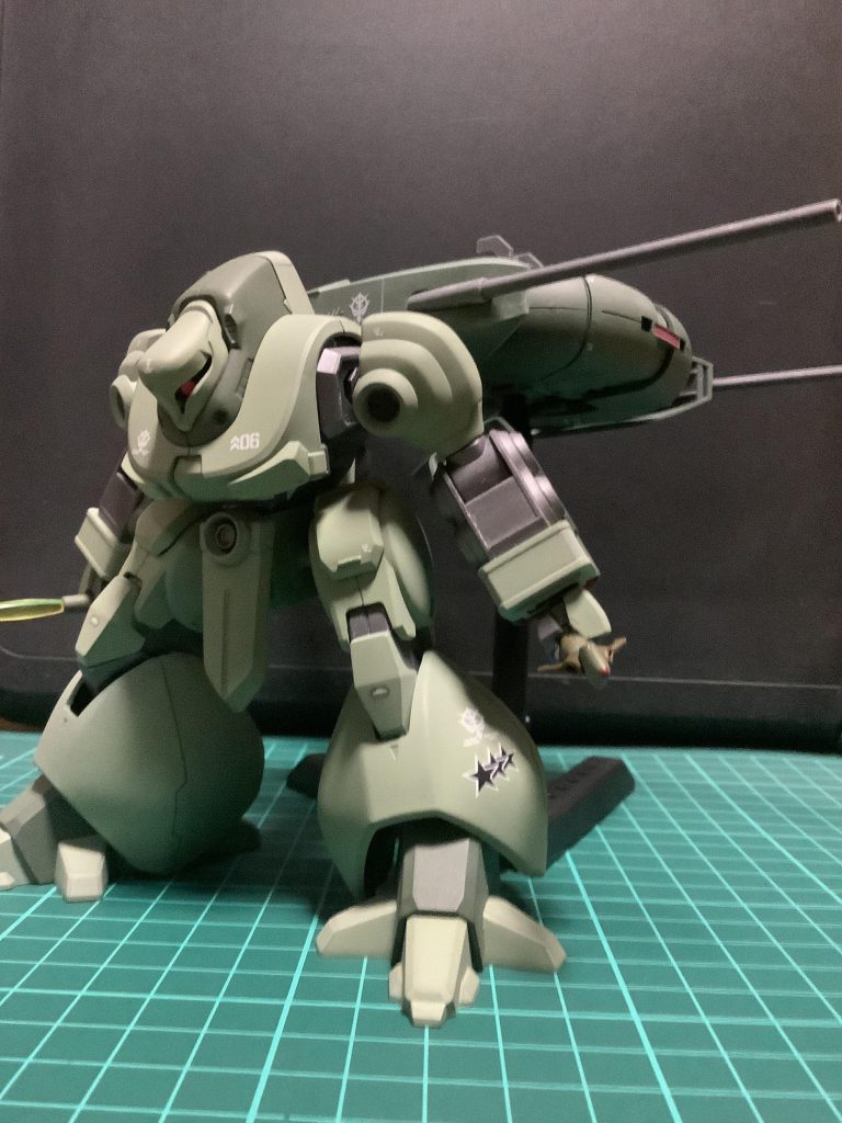 武装はビームサーベルとミサイル、海ヘビと腰のメガ粒子砲です。なお脚部のミサイルは、バラストタンクとして使用するのでオミットされています。SFS側は、バインダーのビーム砲のみというシンプルな物。ベースのズサは背が低いので、それを活かして敵機の懐に飛び込む事も容易にできます。