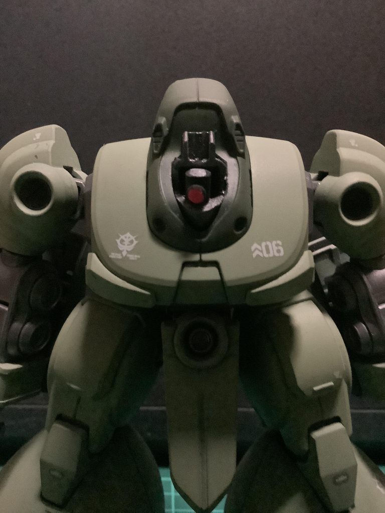 ズサのモノアイをプラパイプとランナーで可動式にしました。前の写真に出てきたガルバルも同じ改造を施してあります。モノアイが動くだけで表情付けができるのでカッコよくなります。ぜひお試しあれ(^^)