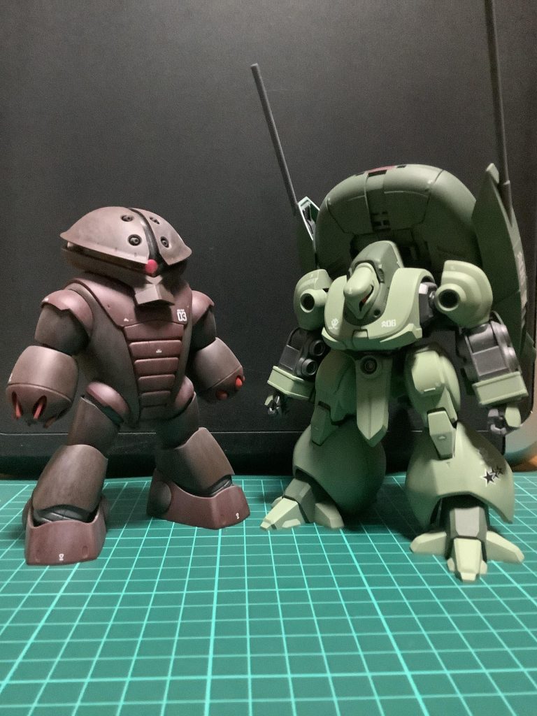 最後にアッガイたんとのツーショット。丸みのあるフォルムだと水陸両用機に見えてくるから不思議です(笑)今回の機体は、あまり派手にイジっていない分設定を多めにしてみました。なかなか設定を考えるのは楽しいですね(笑)それでは今回はこの辺で。ご覧いただきありがとうございました!