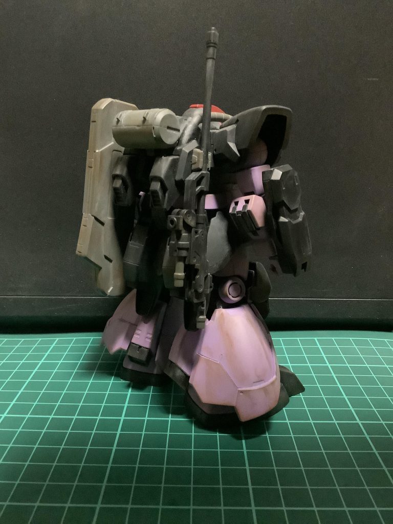 後ろから一枚。元々ヒートサーベルを装備するところに、ジムストライカーのツインビームスピアと、ゼーズールのビームマシンガンを装備しています。スラスターはオリジン版ガンキャノンや水中型ガンダム、ゼーズールのノズルを選択し、水中用のハイドロジェットを積んでいるように見せています。また、ゼーズールのドロップタンクを背中に積んで水中用装備に見立てています。ドロップタンクと言いながら、分離は出来ません(笑)