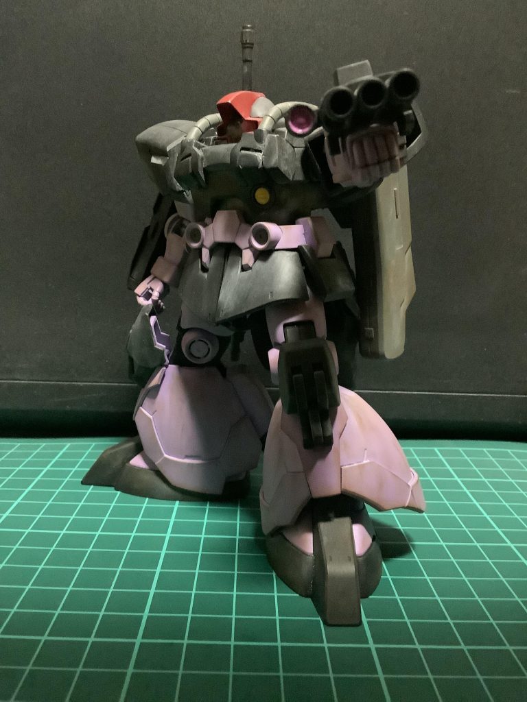 腕部の3ミリ穴にはグフカスタムの3連バルカンと、いつぞやのキャンペーンの時に貰ったミサイルランチャーのセンサーとイオフレーム獅電のシールドを組み合わせたワイヤーアンカーを搭載しています。ワイヤーアンカーは小型のシールドとしても機能します。また、コックピット上に付いていたバーニアを撤去してバラストタンクに仕立てました。そのおかげで、ドムと言えばの目眩しも復活です(笑)