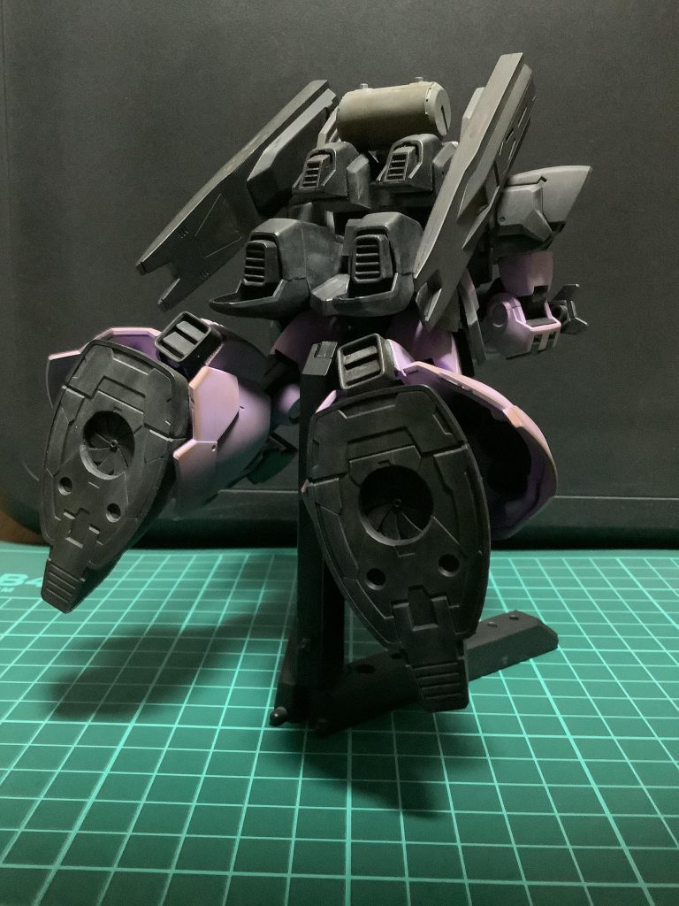 足裏にも手を入れていて、足裏のバーニアをジュアッグのスクリューに変更しています。裾の中には3連スラスターを搭載しているので、地上でのホバー走行機能を殺さずに運用できます。足裏をくり抜くのは、なかなか大変でした(笑)