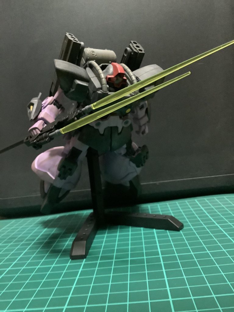 運用法は、肘や膝のクローで海底に捕まり、敵が上を通過するタイミングで、ハープーンやツインビームスピアで襲いかかる奇襲戦法と、沿岸から敵地に乗り込んで大暴れする強襲揚陸戦法が主になります。他には、水中に逃げて敵をやり過ごすという手もあります(笑)最後に、この機体を水陸両用機にしようと思ったのは、腰のメガ粒子砲を見てゴッグを連想して水陸両用機っぽいなと思ったからです(笑)苦労した部分も多いですが、無事に形にできたので満足しています。それでは今回はこの辺で。ご覧いただきありがとうございました！