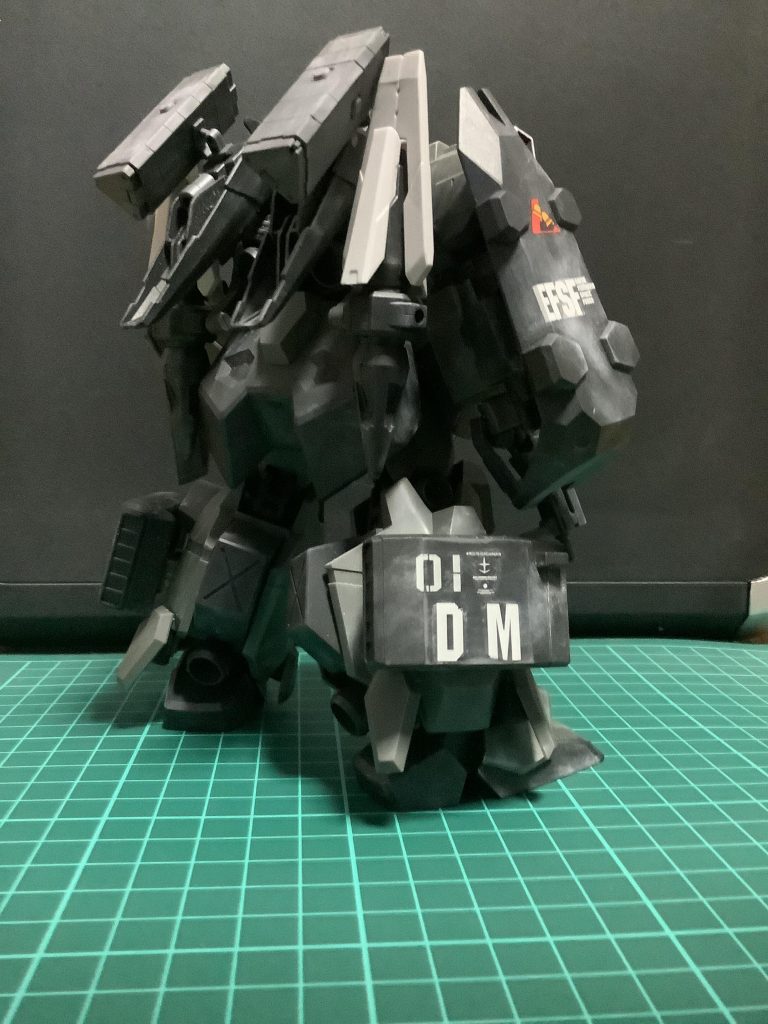 後ろから一枚。AEG IIマグナムのSVユニットを装備して、オールレンジ攻撃を可能にしています。コトブキヤ製のミサイルポッドも装備していますが、ミサイルを撃ち尽くすと、パージできるようになっています。また、元々バックパックに取り付けられていたシールドを右腕に移植し、このシールドを使用して格闘戦に持ち込む事も可能です。あとの近接武装は、サイドスカート内に収納されているビームサーベルになります。