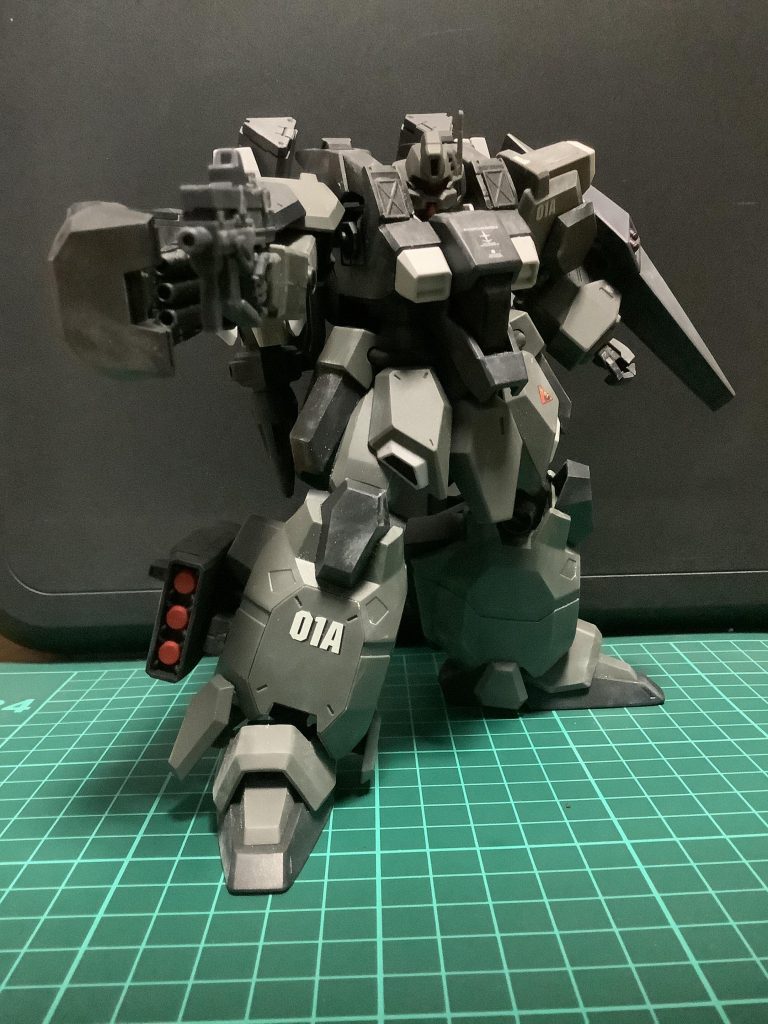 右腕のシールドの下には、ゲルググの3連ミサイルランチャーを取り付けて、万が一シールドを破壊された際の防衛手段として使います。また、脚部には、スタークジェガンのミサイルポッドを装備して火力もアップしています。