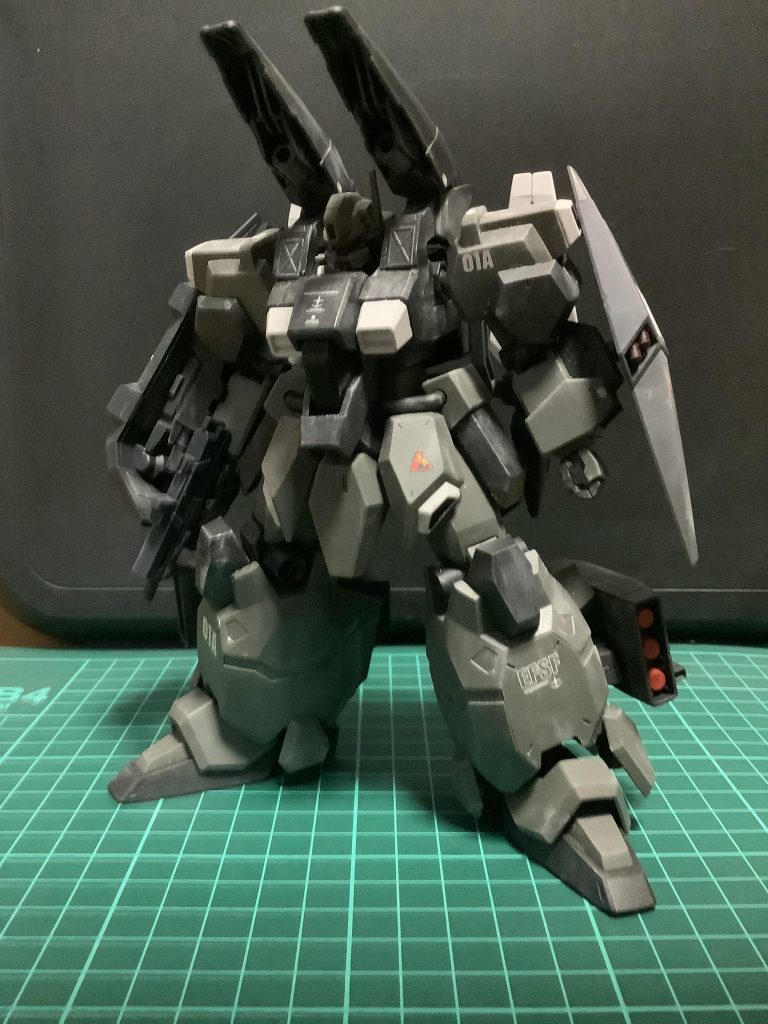 背部のミサイルポッドをパージすると、このようにバインダーキャノンを展開する事ができるようになります。これも元々はSVユニットの脚部だった物で、曲がる機構をどうにか活かせないかと考えていたところで、これを思いつきました。普段は背部に畳んであるのでキャノン砲とは気付かれません(笑)