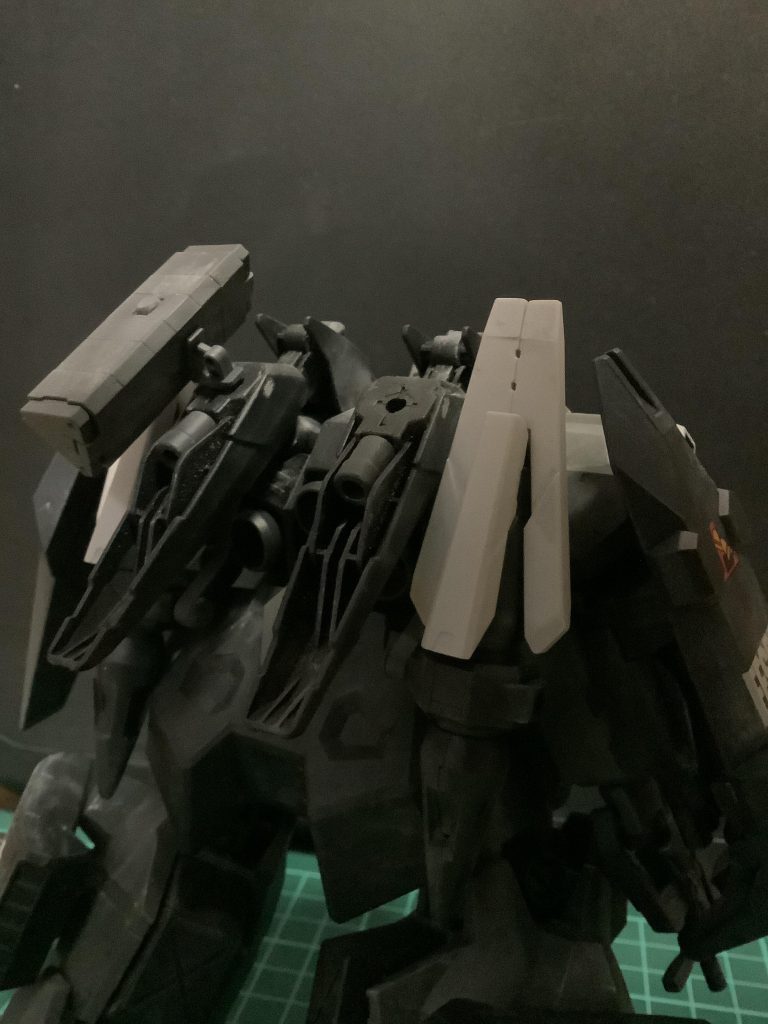 ちょっと暗いですが、バインダーキャノンを近くから。3ミリ穴のところには、30MMのブースターパーツを使用しています。これのおかげで、ミサイルポッドなどの武装を装備できるようになっています。