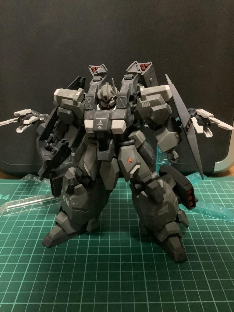 SVユニットとバインダーキャノンそしてマシンガンの他は、ほぼミサイルなのでマクロスみたいなミサイルの嵐に襲われます(笑)ストーリーでも言っていましたが、製作中に迷走気味になっていたので悩んでいたりもしたのですが、無事に形にできたので良かったなと思っています(笑)それでは今回はこの辺で。ご覧いただきありがとうございました!