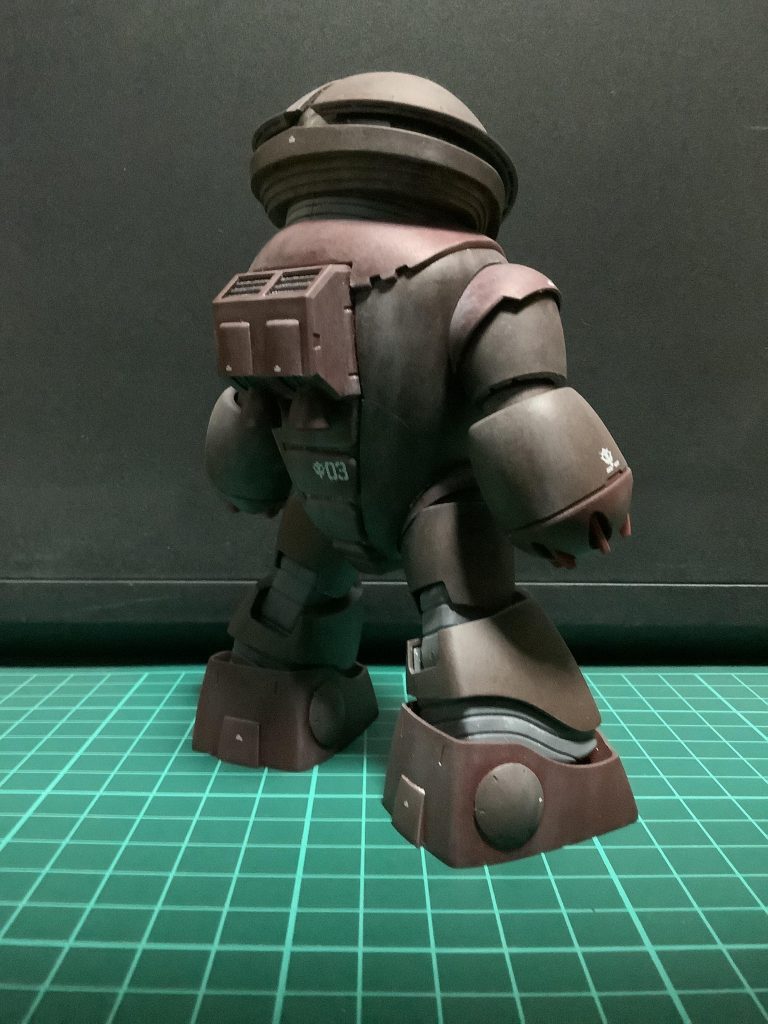 後ろから一枚。今回は合わせ目消しとカラーリング変更だけで、特に改造はしていません。シンプル・イズ・ベストです(^^)薄いブラウンだった箇所をレッドブラウンに変更して、暗所等での視認性を下げて見つかりにくくしています。また、タミヤのウェザリングマスターをポフポフして水垢っぽく見せています。