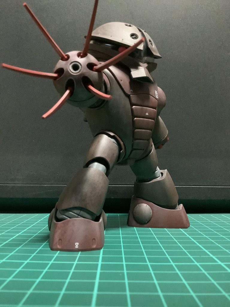 クローとミサイルは赤く塗装して、ちょっと強そうな感じを演出。特に赤く塗装したクローは、返り血に染まった爪のように見せ、敵に恐怖心を与えます。カラーリングもそうですが、モチーフはクマです。グリズリー系の凶暴なクマをイメージしていただけると、なんとなくそれっぽく見えるはずです(笑)