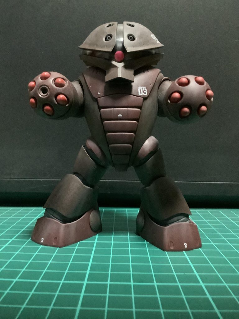 両手にミサイルを装備させて。こう見ると肉球みたいです。やはりアッガイたんは可愛い(笑)アッガイはとても作りやすくて良いキットです(^^)箸休めにはちょうど良いかもです(^^)