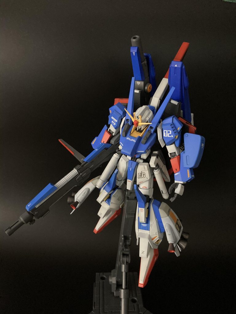 背部増加パーツには、短距離射程ながら面での制圧に向くハイメガ砲が装備されている。ハイメガ砲はメガライドランチャーに旧キットFAZZのメガカノンの一部を組み合わせた。砲撃形態にアームを介して移行する。ビームライフルはイオタ系統からのフィードバックで、速射性と偏向機能による命中率が改善されたものを装備。横手持ちに変更された。グレネードパックは大型化。脚部にはスラスターが追加され、機動性が向上している。