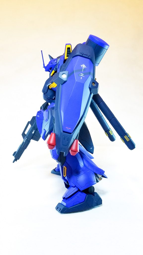 サイドビュー①このメッサーのイメージがレズン機ギラ・ドーガですのでシールドにはグレネードを積まねば!と思い、コトブキのグレネードを積みましたwちなみに脱着可能です