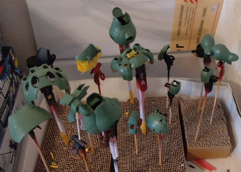 塗装前の外装パーツ。黒下地にシルバー塗装してクリアカラーを重ねる方法でのキャンディ塗装は初めてとなりますがずっとやってみたかった塗装方法です。