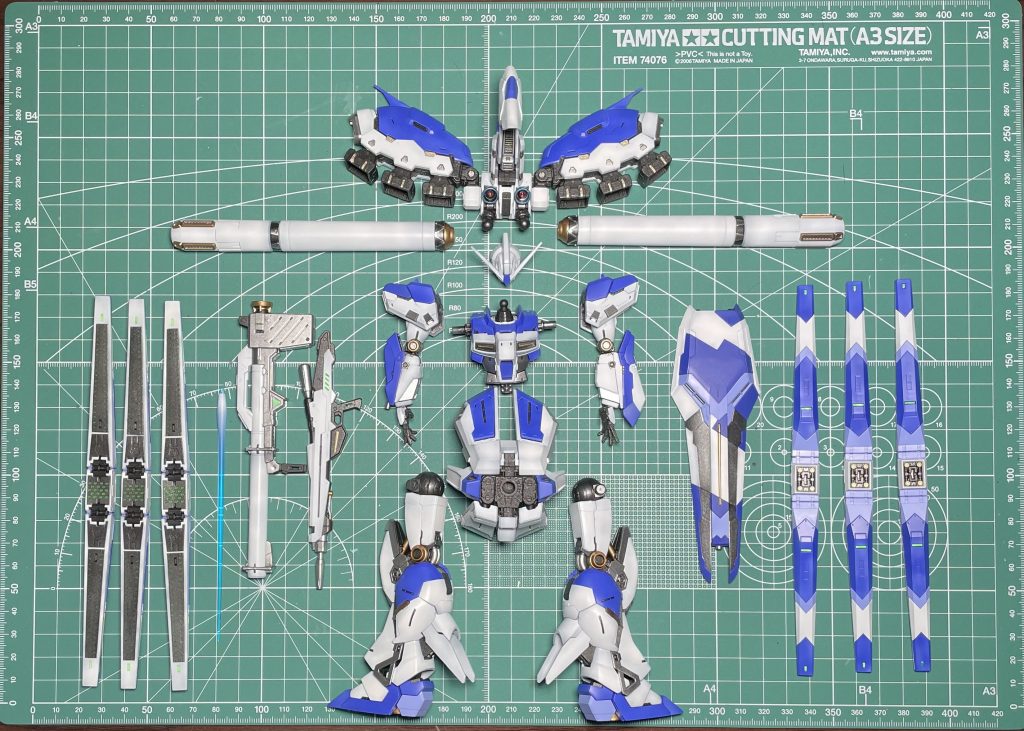 組み立て前画像。めっちゃこういう系好きなんですが、自分がやるとセンスの無さが露呈してダメですね。。。どうやったらかっこよく並べられるんだ・・・？デカールの発売が12月、ハイパーメガバスーカランチャーが11月（予約戦敗北者）なので、まだ変身を2回残していますが、一旦ここで製作終了、ということで投稿です。ランチャー届いて完成したらまた更新します。さぁ、次は何を作ろうかな。。。