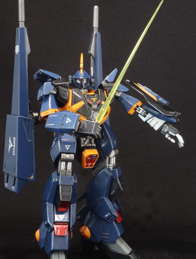 ビームサーベルを構えてのポージング。