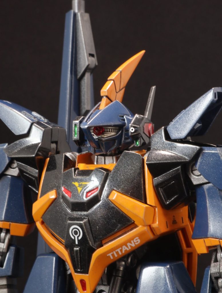 バストアップ画像。頭部アンテナは、飛行形態時の空気抵抗を減少させるため、直立から後ろに流す角度に変更。バルカンポッドは銃口部を開口してメタルパイプに変更。肩パーツは飛行形態時に空気抵抗を減らすため、一部縮小して可動化。