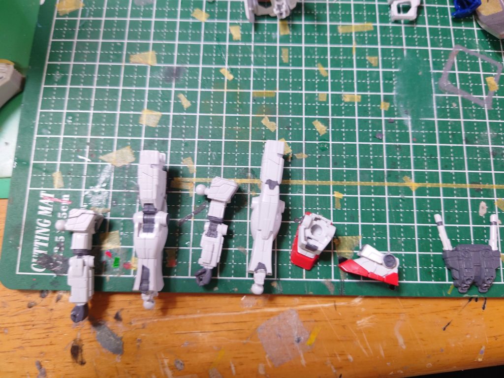 関節などは入り組んでいてマスキングが難しいので筆塗りしましたはみ出たところはデザインナイフなどで削り落としました、部分塗装だとこういう所は失敗しても修正が楽なので気が楽ですね