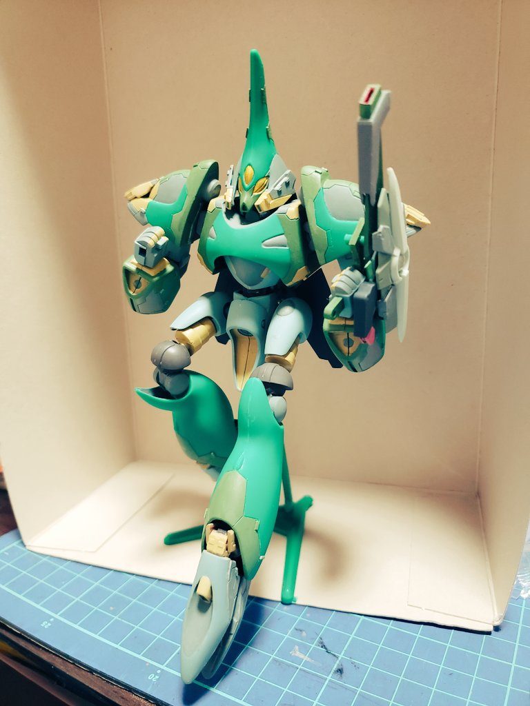 旧キットなので、腕、腰、膝、足にはジャンクパーツを使って、可動範囲を拡げることで、このようにポージングが可能となっています。