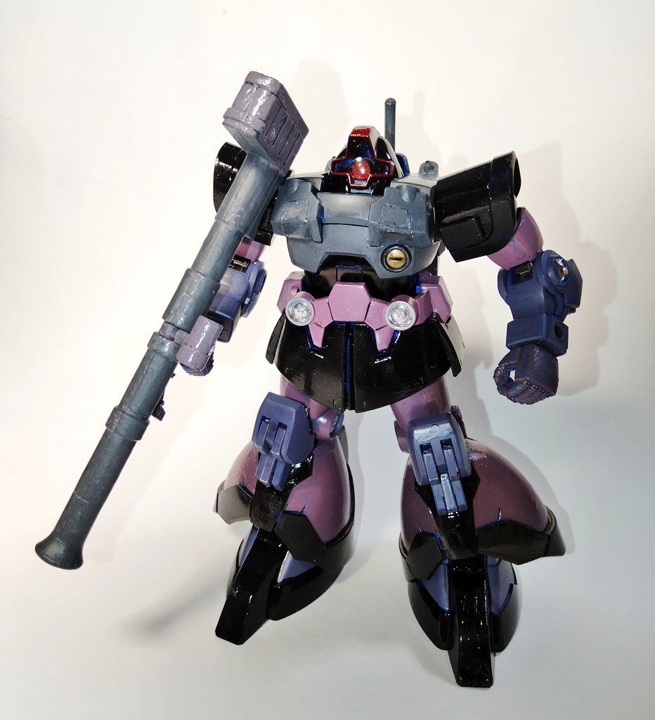 モノアイは市販のクリアパーツを使用。ジャイアントバズは家にないので、ヴァッフのバズーカで代用しました。