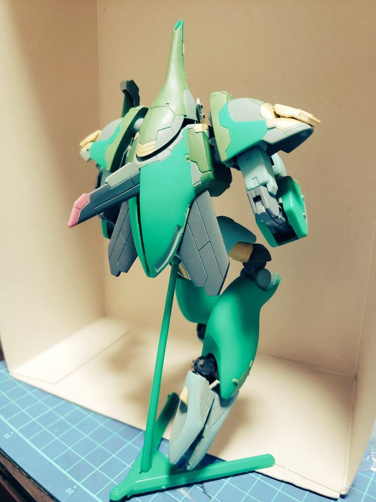 展開したァ!?ってお芝居は置いといて、こだわりポイントの一つで、アビゴルって虫っぽくないですか?そこで甲虫らしさを追及してなんか羽が生えたとか。
