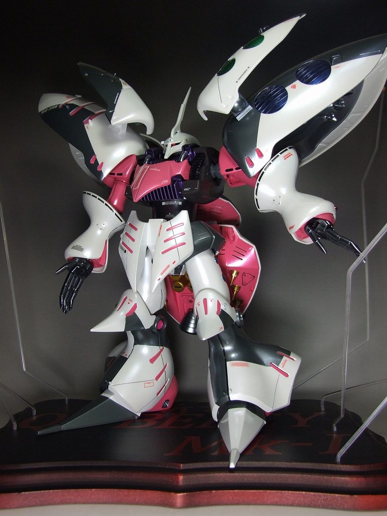 台座も作りビットを展開出来るように透明のプラ棒を台座に刺して演出する事も出来ます。