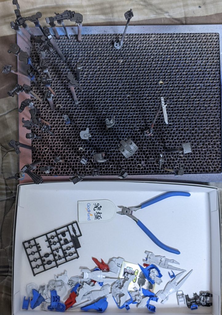外装系のパーツを先に塗装してから、フレーム部等を調色したガンダムフレーム用塗料で塗装しました。